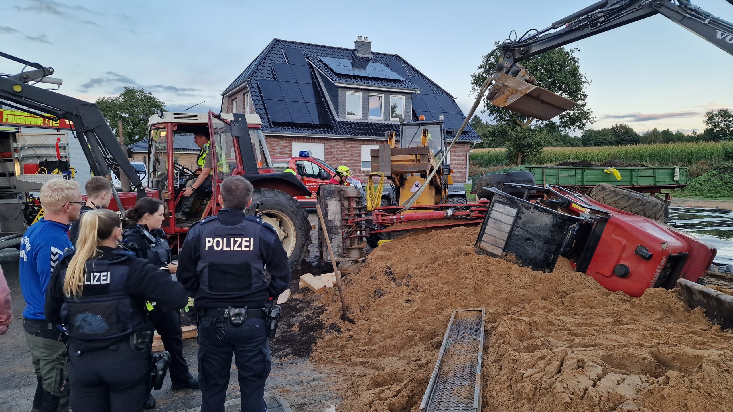 Buchholz (Dithmarschen): Unter dem umgestürzten Radlader war ein 59-Jähriger eingeklemmt.