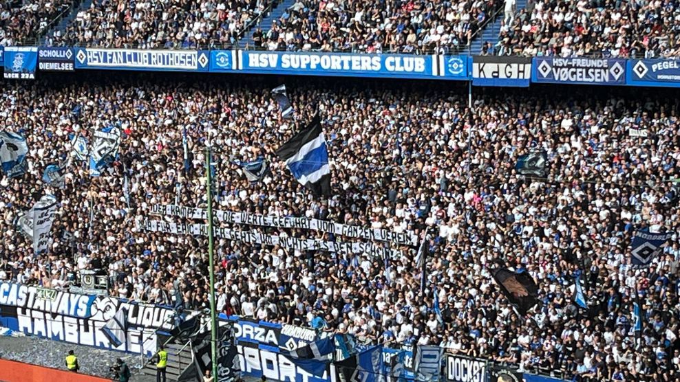 Ein Banner auf der HSV-Nordtribüne