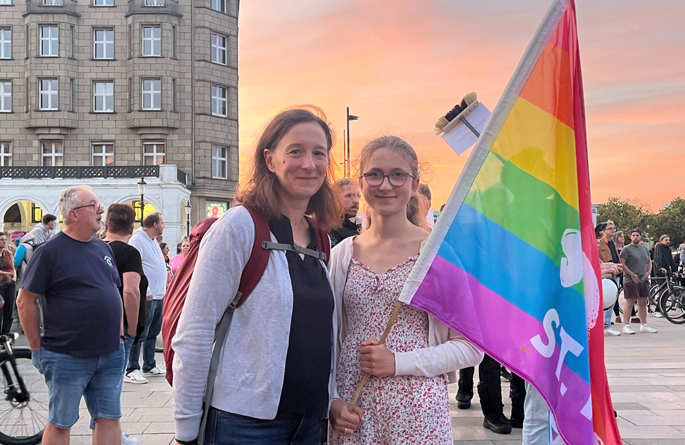 „Ganz Hamburg hasst die AfD“: Hunderte demonstrieren vor Hamburger Parteizentrale