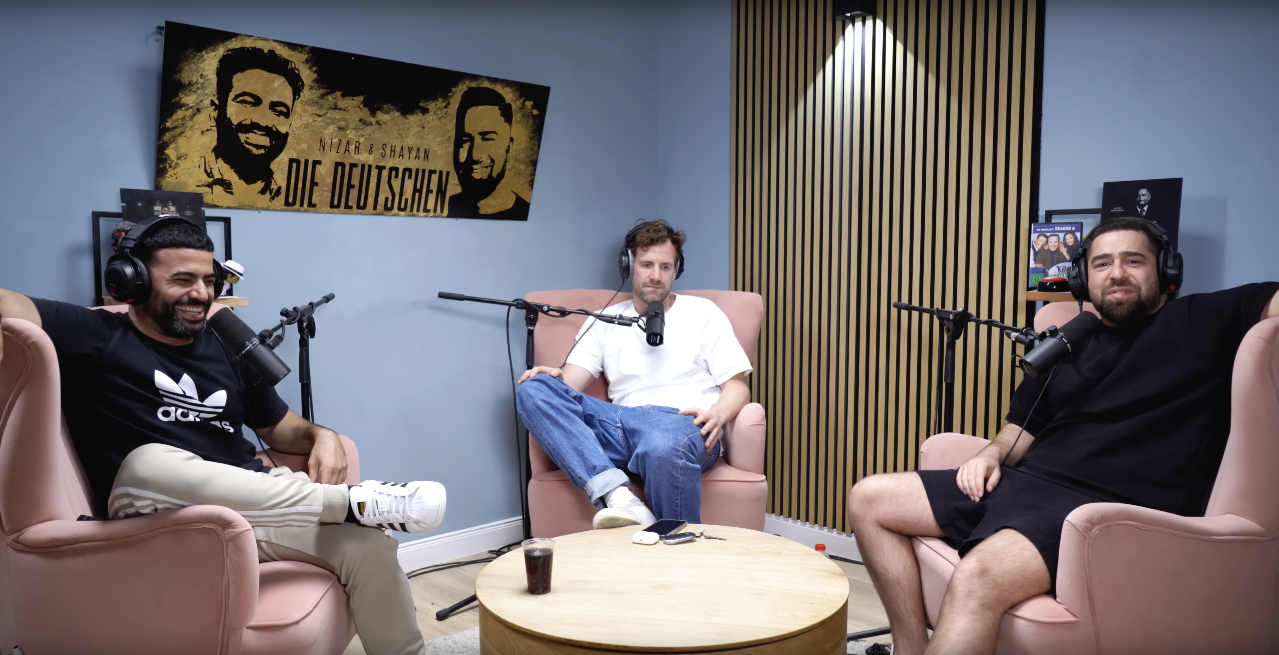 Die inzwischen berüchtigte Podcastfolge: Host Nizar Akremi, Gast Luke Mockridge und Co-Host Shayan Garcia sitzen zusammen im Studio. (v. l.)