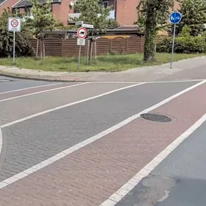 Straßeneinmündung in einem Wohngebiet