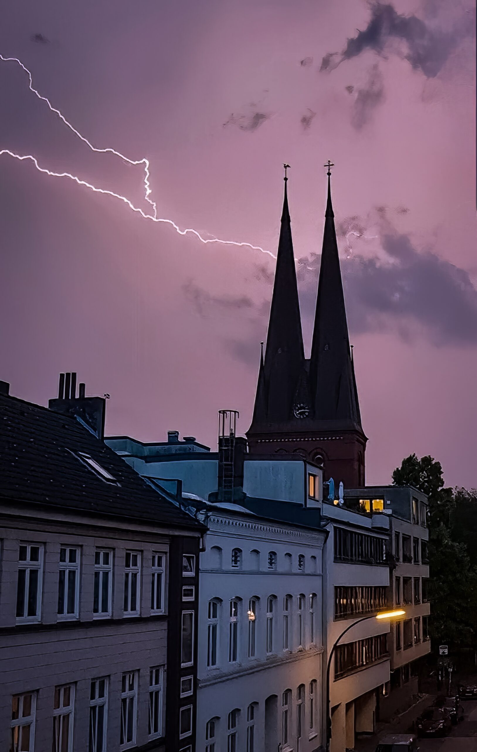 Ein Blitz am Himmel über Altona – im Vordergrund die Petrikirche.