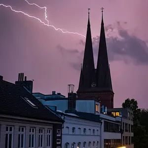 Ein Blitz am Himmel über Altona – im Vordergrund die Petrikirche.