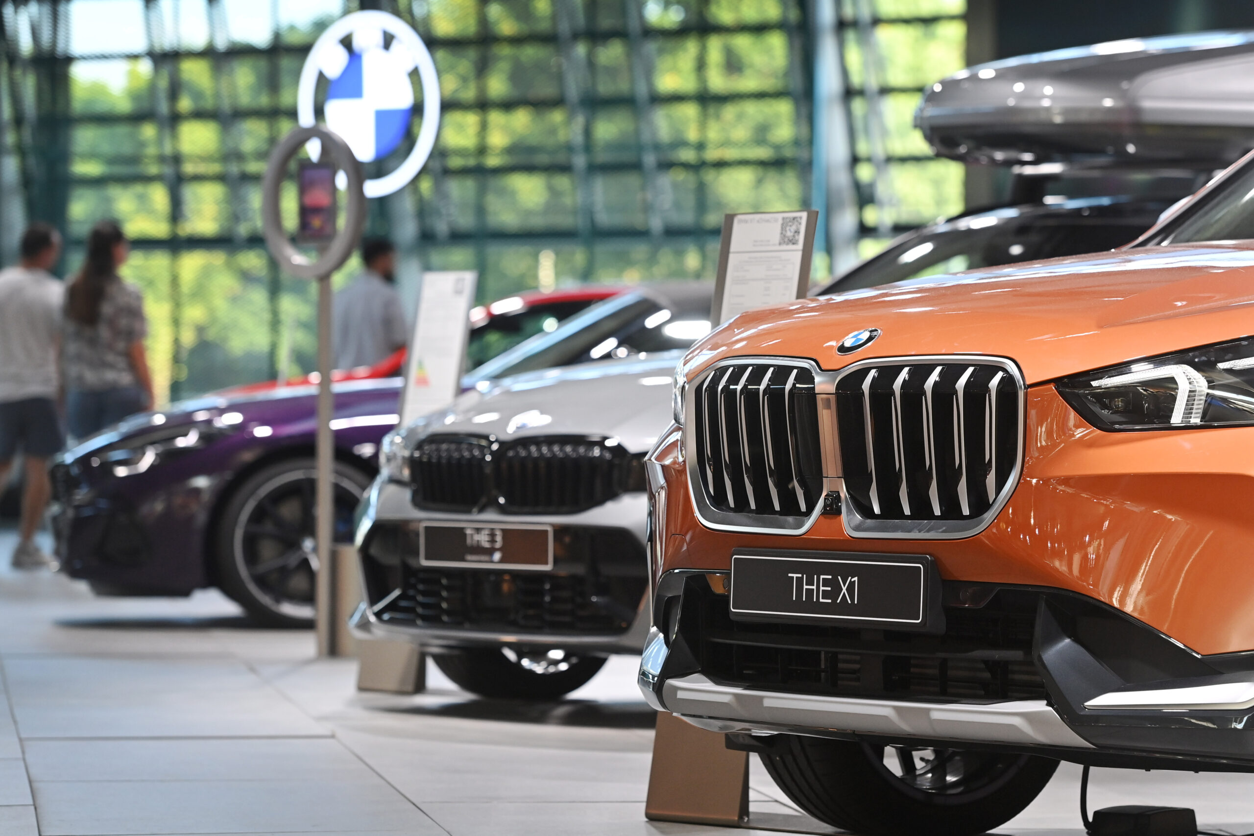 BMW-Modelle in einem Showroom (Archivbild).