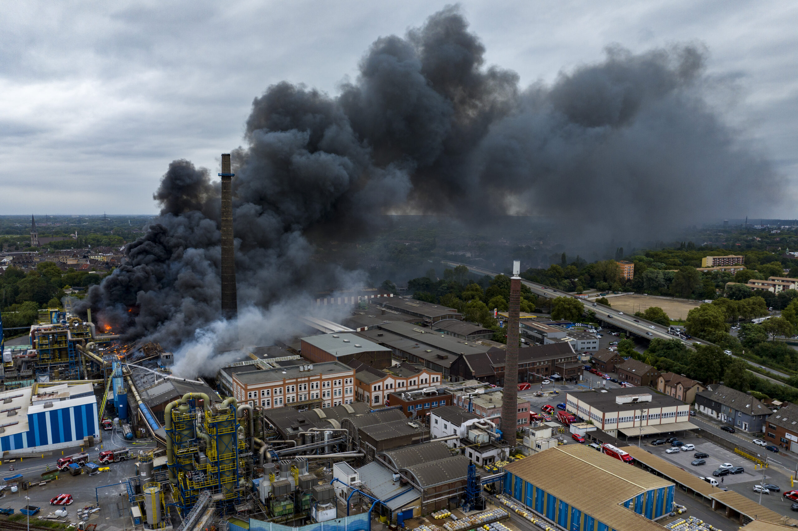 Dichter Rauch steigt bei dem Brand des Grillo-Chemiewerks in Duisburg auf.