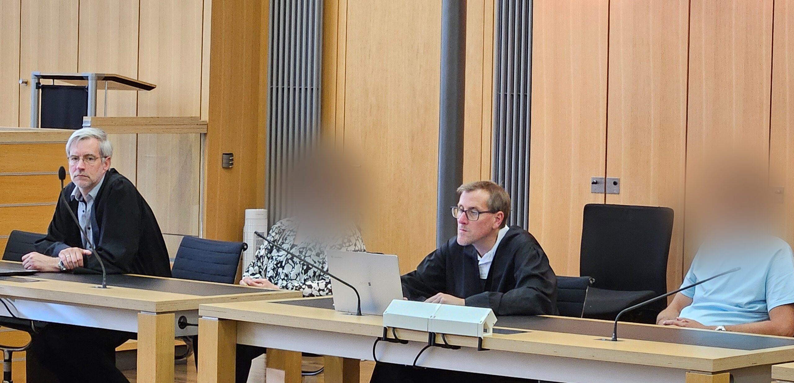 Das angeklagte Ehepaar vor dem Landgericht Braunschweig (Archivbild vom August 2024).