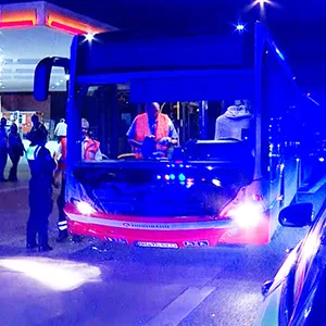 Bei einem Unfall mit einem HVV-Bus wurde ein Mensch schwer verletzt (Symbolbild).