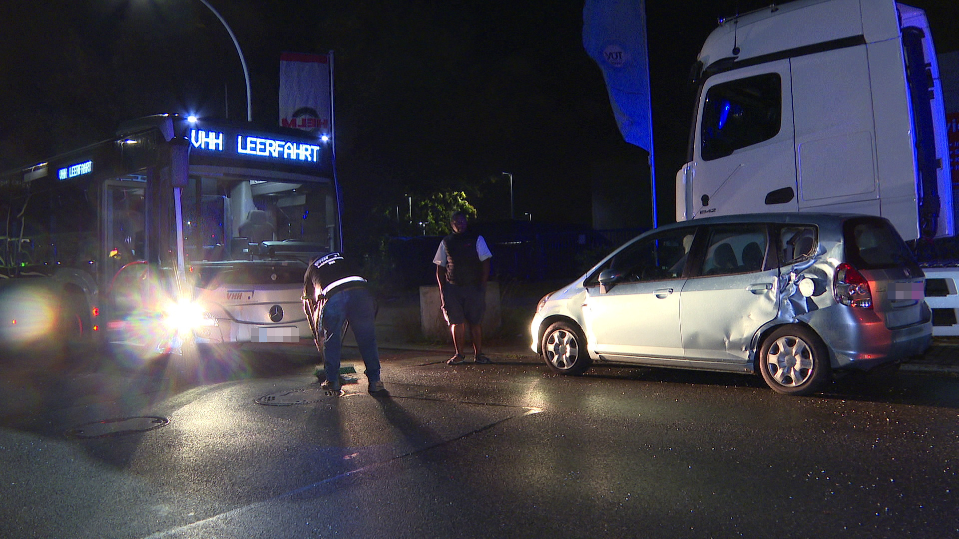 Am frühen Montagmorgen kam es in Schenefeld zu einem Unfall mit einem Linienbus.