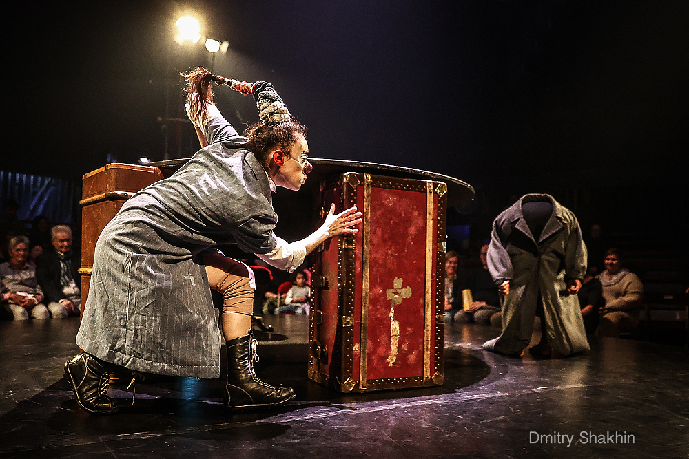 Zwei Schauspieler stehen während einer Vorstellung von Cirque Bouffon auf der Bühne.