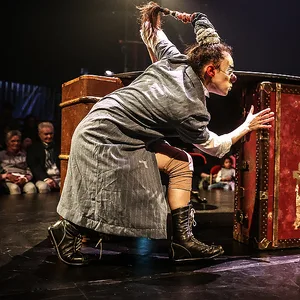 Zwei Schauspieler stehen während einer Vorstellung von Cirque Bouffon auf der Bühne.