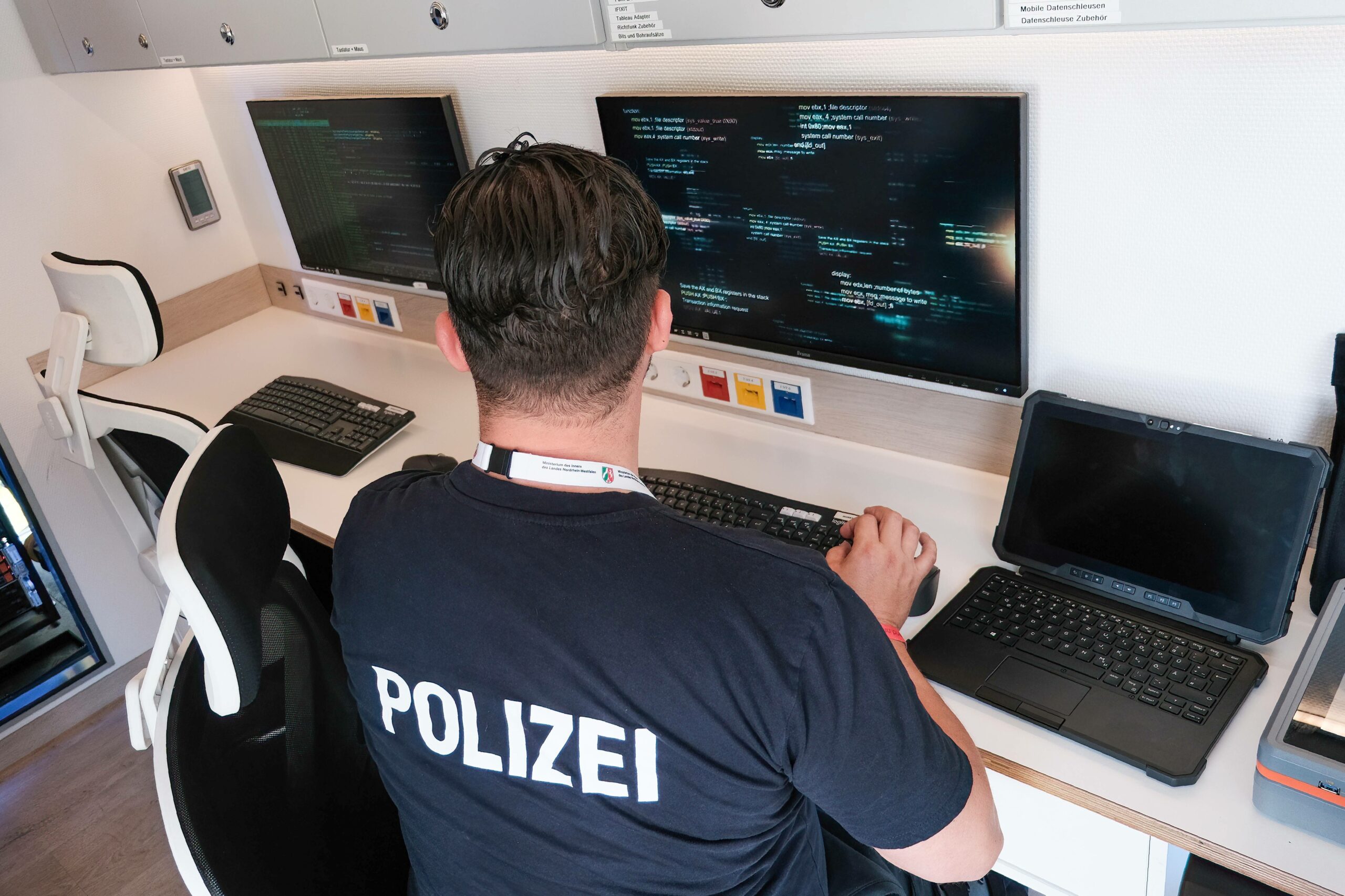 Polizist bei Ermittlungen im Internet (Symbolbild).