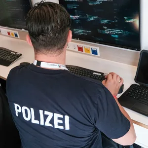 Polizist bei Ermittlungen im Internet (Symbolbild).
