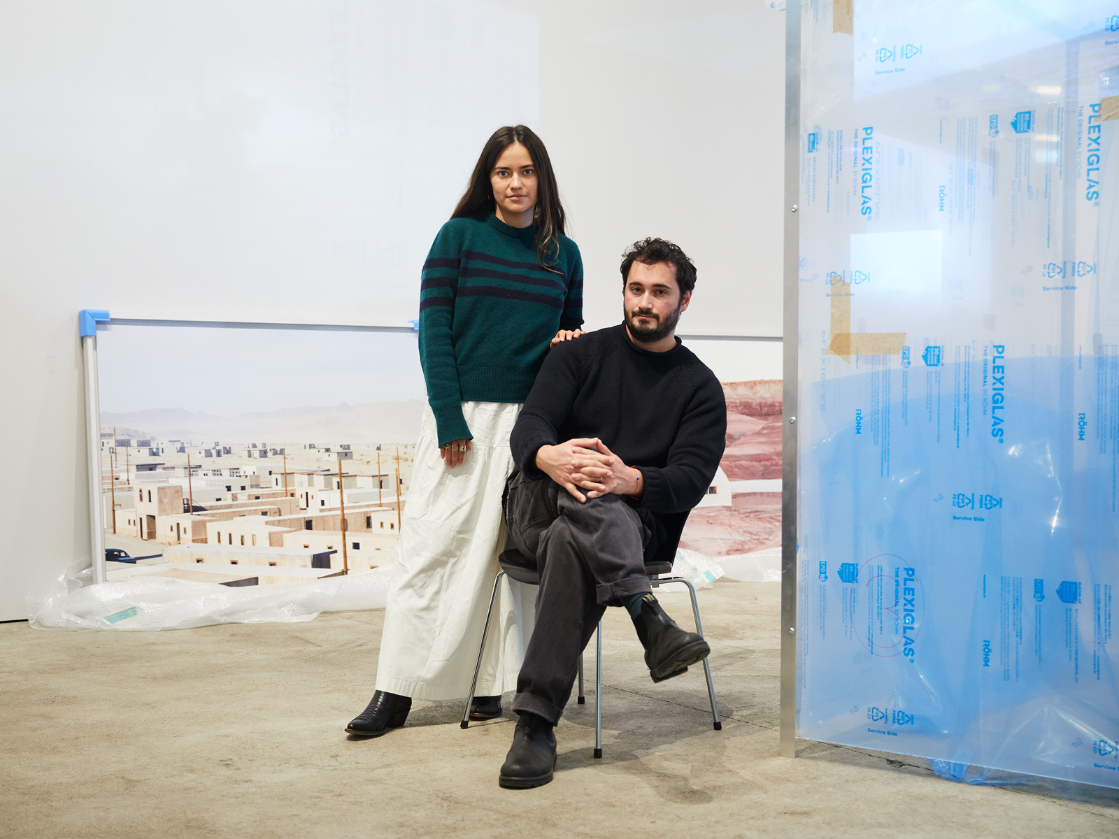 Andrea Orejarena und Caleb Stein stehen in den Ausstellungsräumen in den Deichtorhallen.