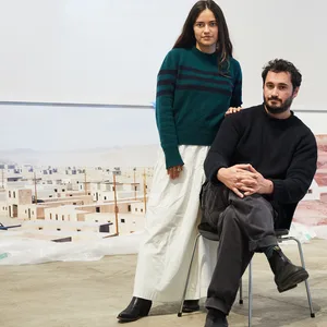 Andrea Orejarena und Caleb Stein stehen in den Ausstellungsräumen in den Deichtorhallen.