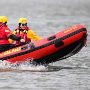 Rettungskräfte der DLRG in einem Schlauchboot auf der Elbe.