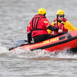 Rettungskräfte der DLRG in einem Schlauchboot auf der Elbe.