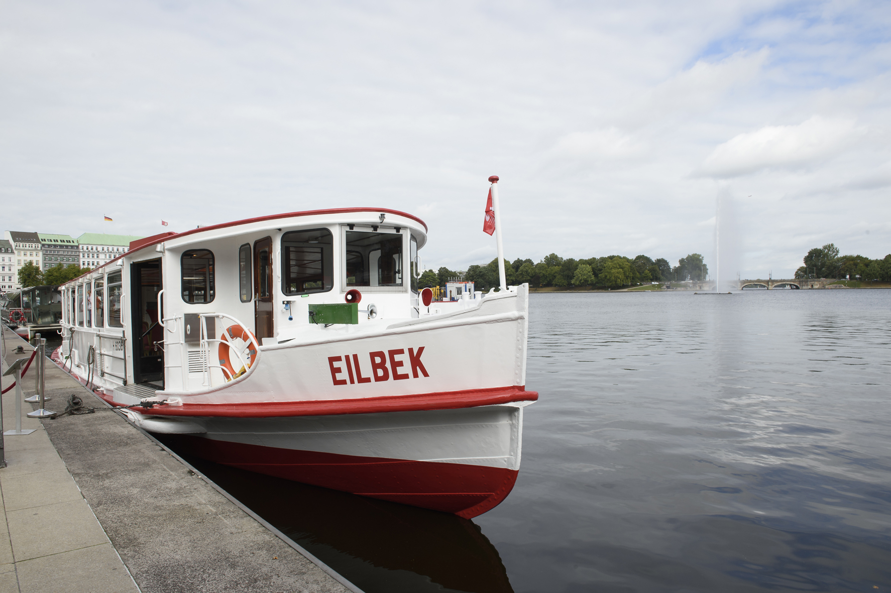 Das erste historische Alsterschiff ist jetzt elektrisch unterwegs.