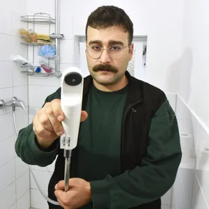 Sedat Kaya (28) hat den Legionellen-Filter auf seinem Duschkopf installiert.