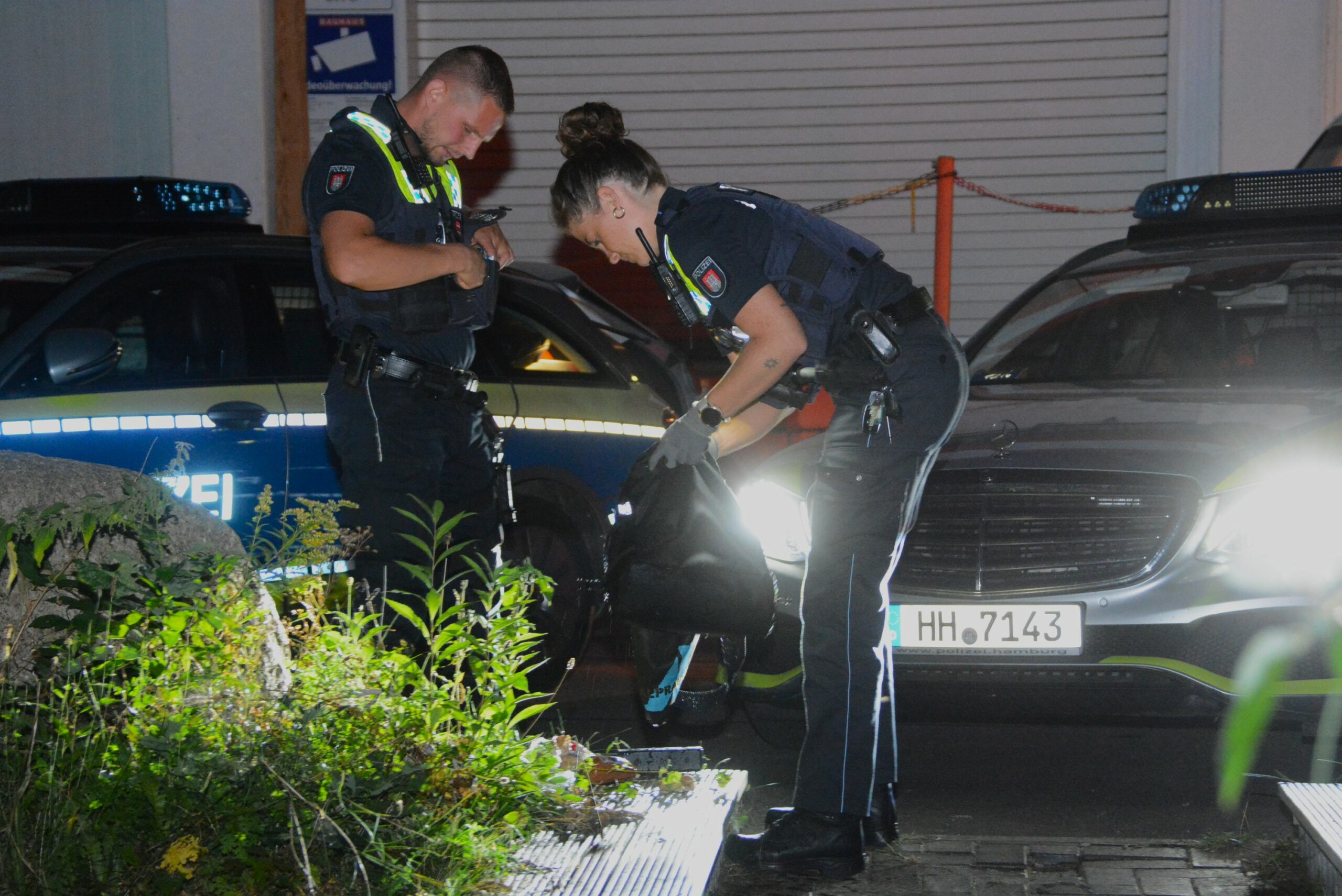 Die Polizei nahm den Mann in Empfang, als dieser pitschnass aus dem Wasser kam.