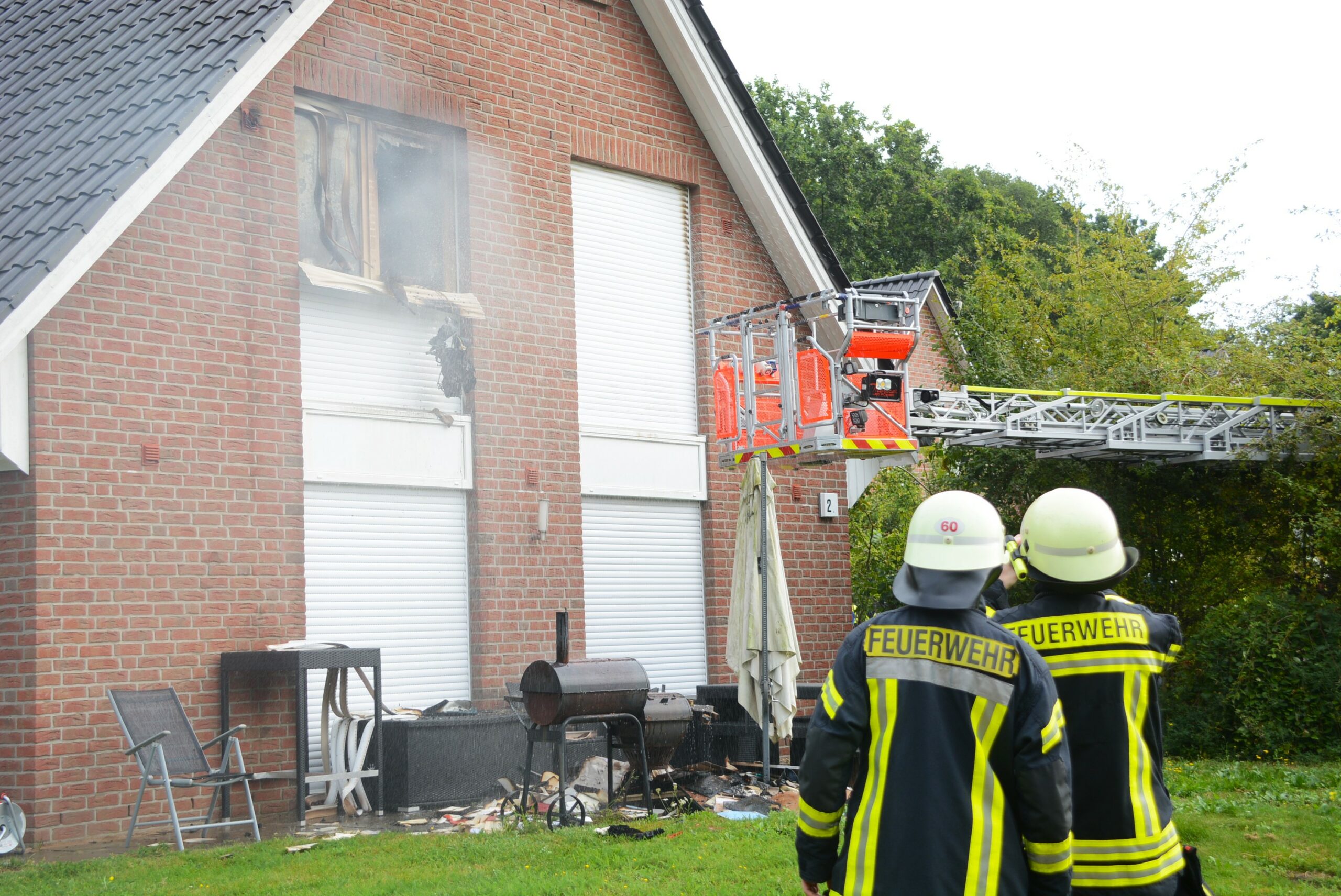 Großeinsatz in Ahrensburg: Zimmerbrand fordert drei Leichtverletzte, darunter ein Feuerwehrmann