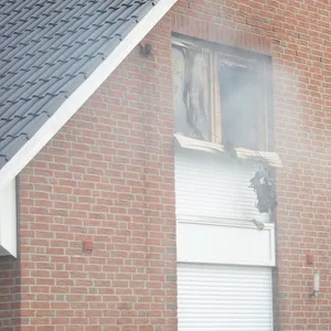 Großeinsatz in Ahrensburg: Zimmerbrand fordert drei Leichtverletzte, darunter ein Feuerwehrmann