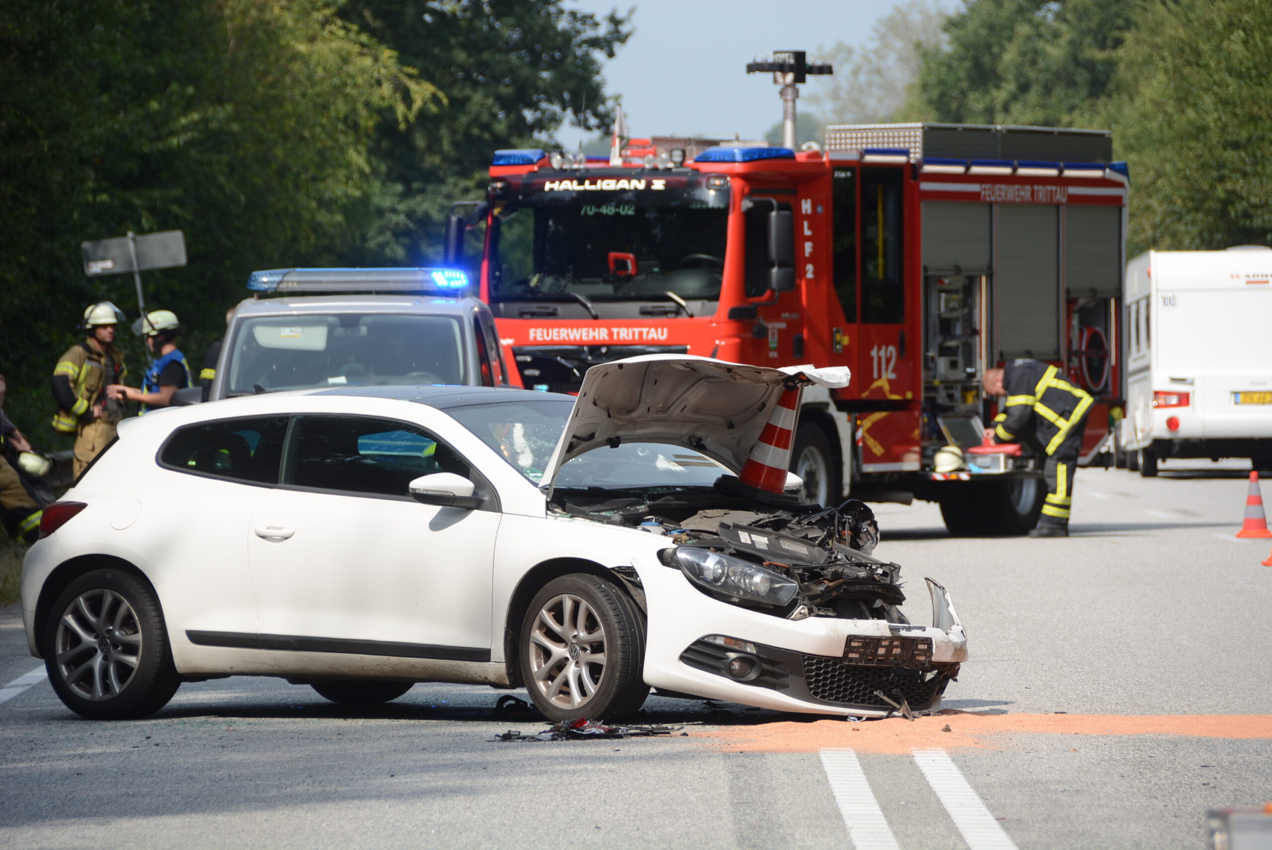 Schwerer Unfall auf Bundesstraße 404 bei Trittau. Drei Verletzte und Straßensperrung