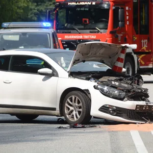 Schwerer Unfall auf Bundesstraße 404 bei Trittau. Drei Verletzte und Straßensperrung