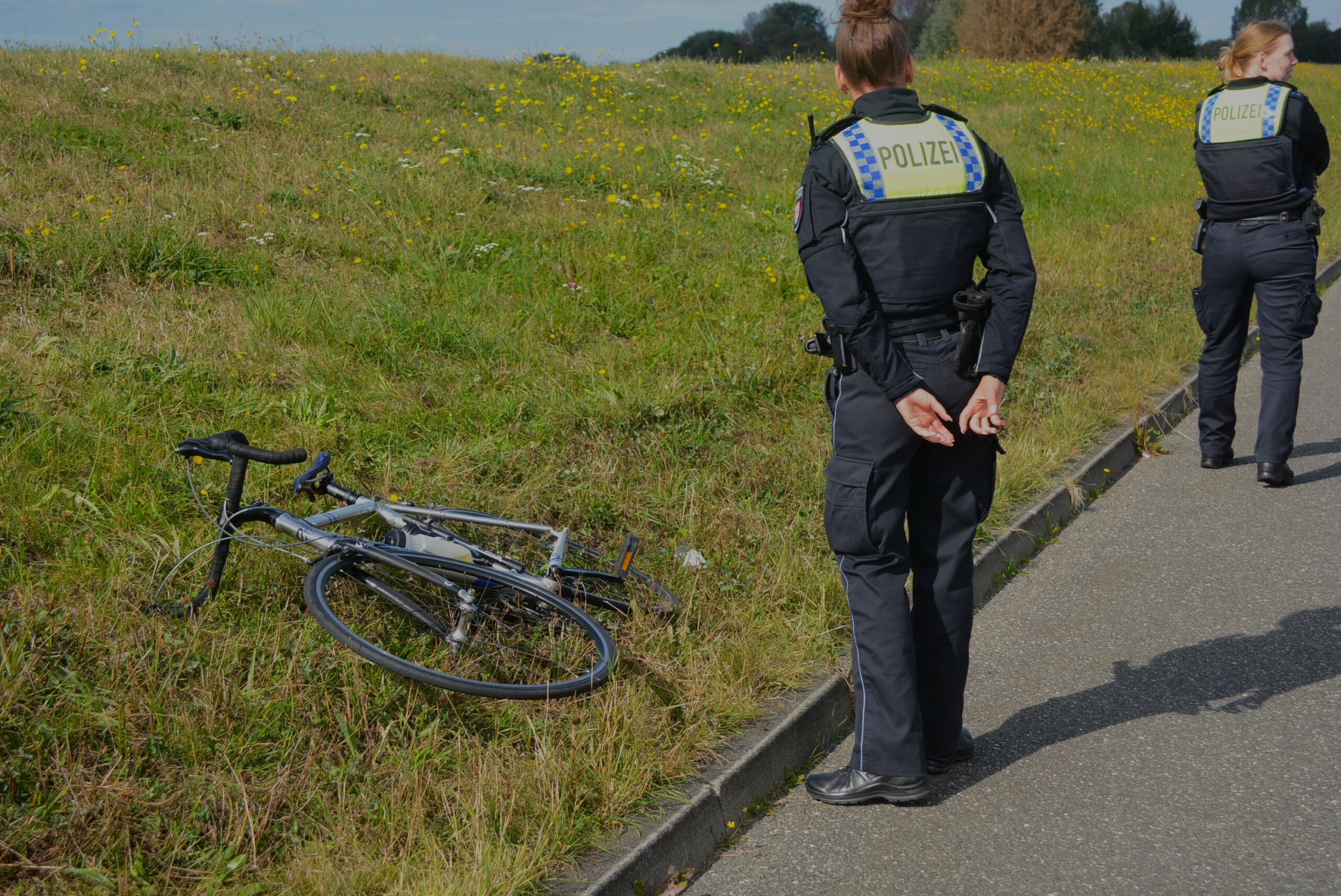 Auf dem Hower Hauptdeich in Kirchwerder kollidierte am Sonntag ein Rennradfahrer mit einem geparkten PKW. Der Mann wurde schwer verletzt. Der Hower Hauptdeich wurde im Anschluss gesperrt.