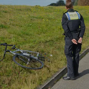 Auf dem Hower Hauptdeich in Kirchwerder kollidierte am Sonntag ein Rennradfahrer mit einem geparkten PKW. Der Mann wurde schwer verletzt. Der Hower Hauptdeich wurde im Anschluss gesperrt.