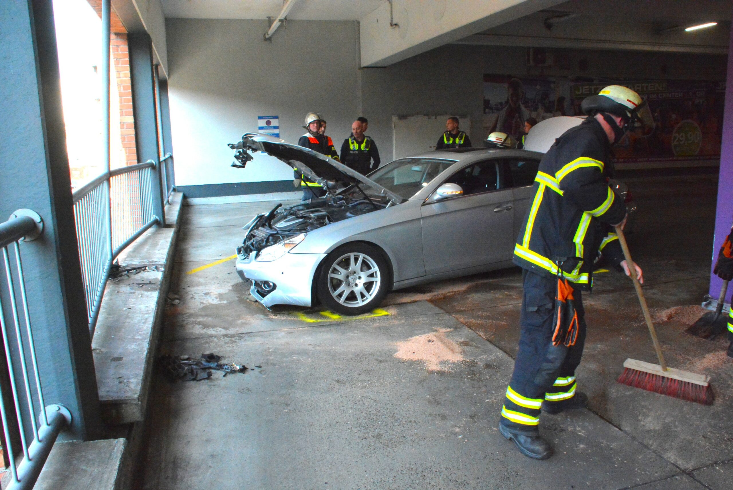 Der Mercedes krachte mit so viel Wucht gegen das Geländer, dass Ziegelsteine aus der Mauer gedrückt wurden.