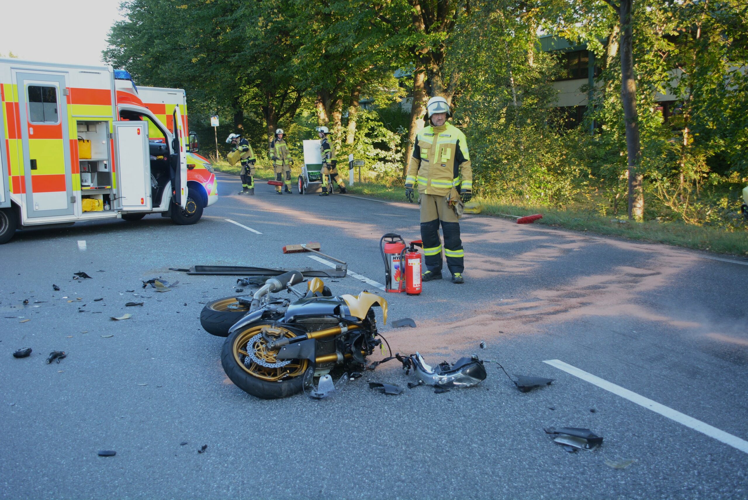 Motorrad liegt auf der Straße