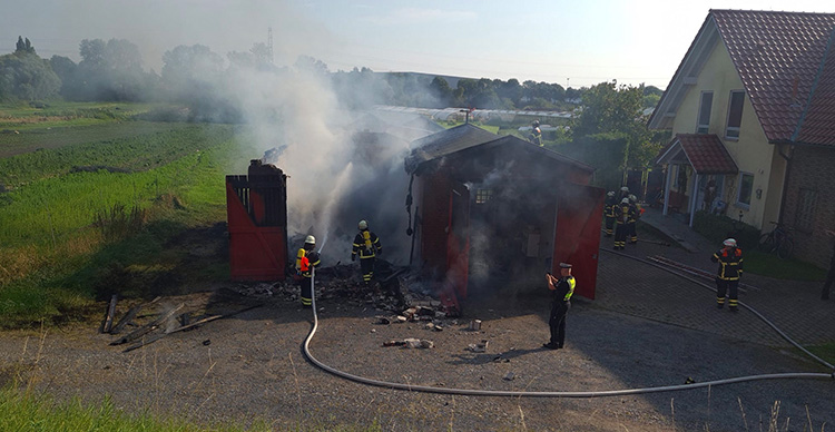 Garage in Flammen – eine Person erleidet Verbrennungen