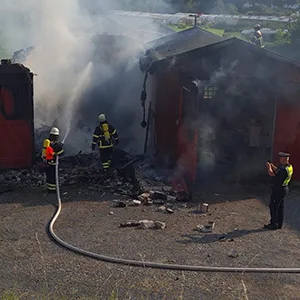 Garage in Flammen – eine Person erleidet Verbrennungen