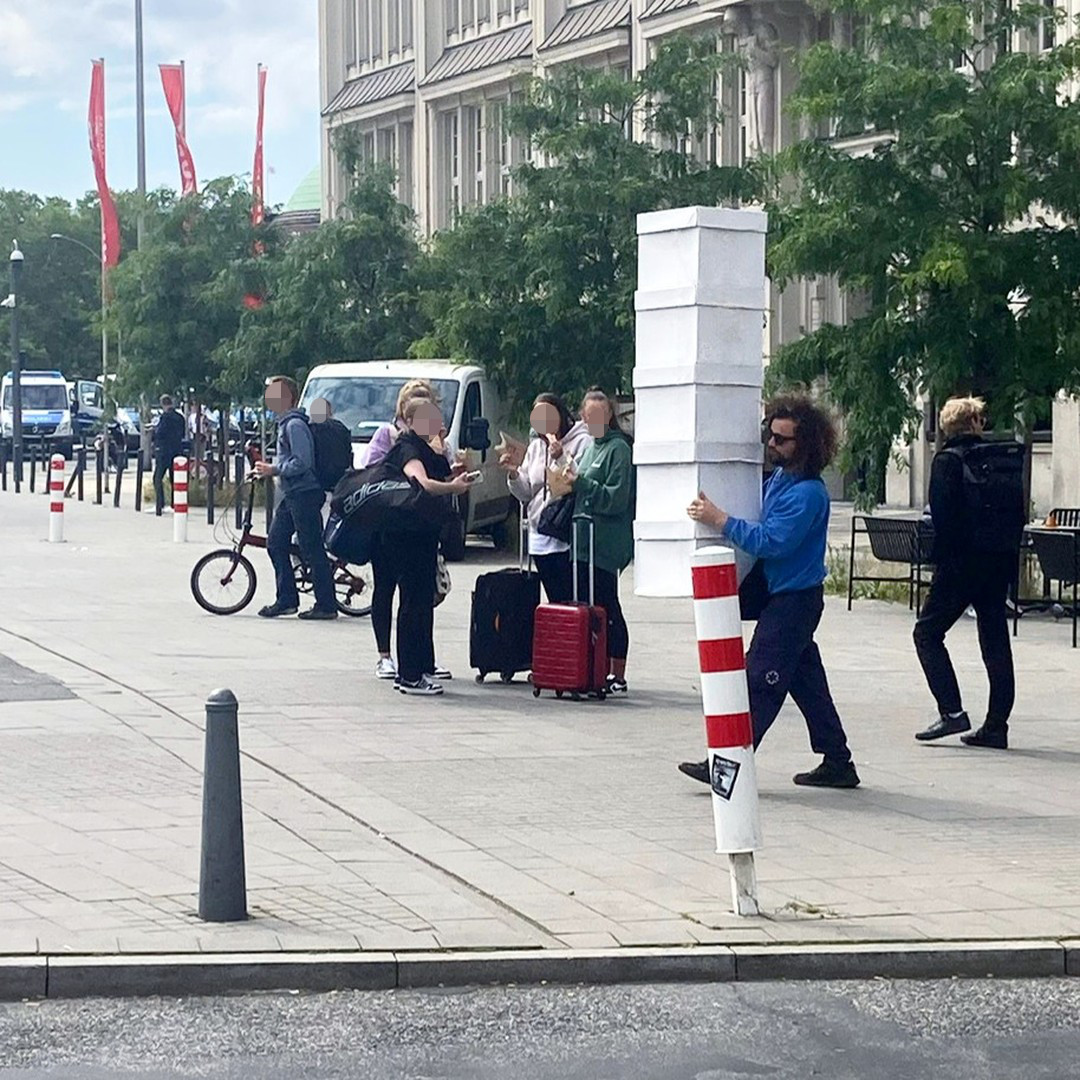 Die Kunstaktion „Boxing The City“ zieht die Blicke auf sich.