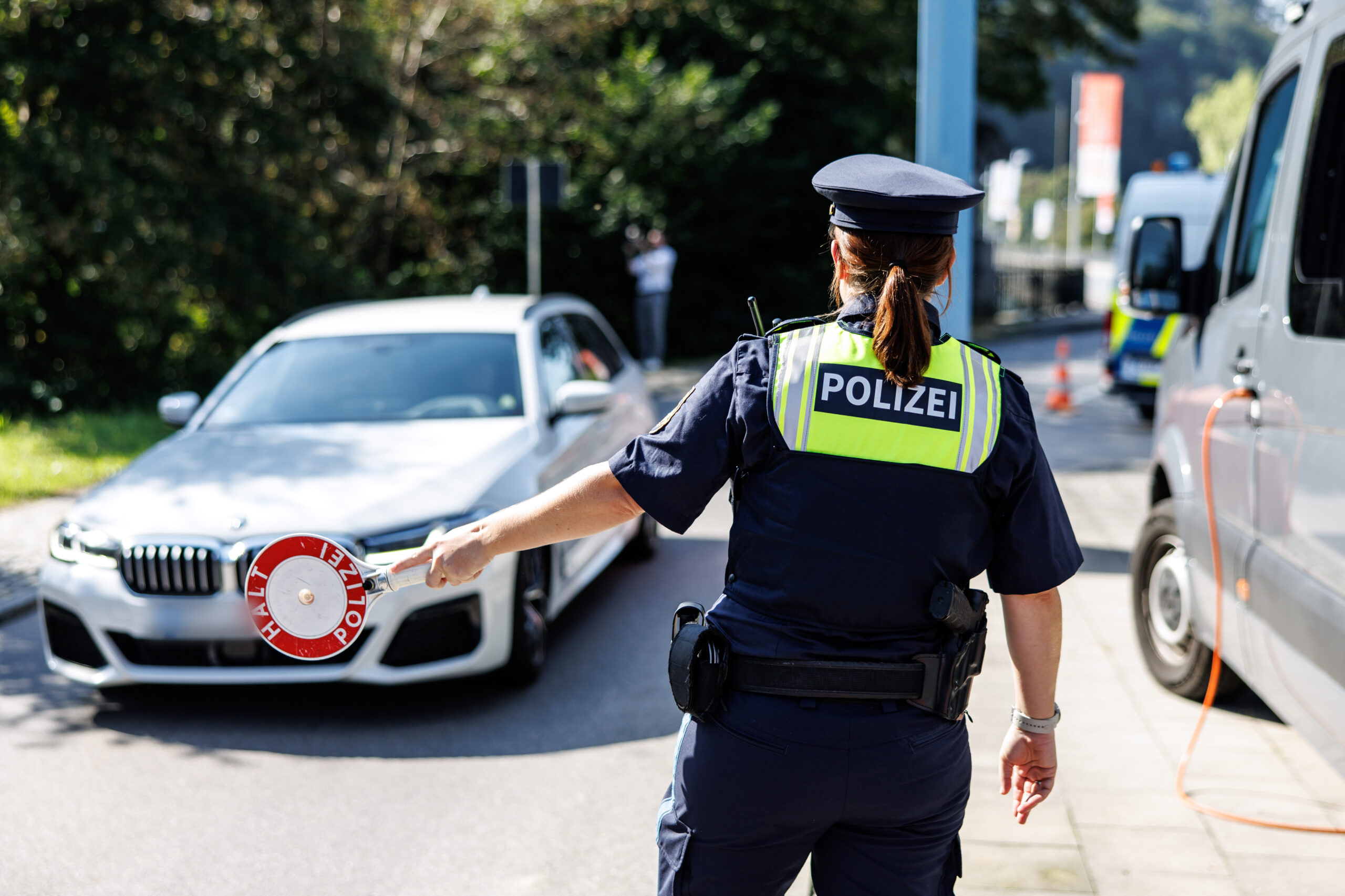 Eine bayerische Grenzpolizistin stoppt ein Fahrzeug an der deutsch-österreichischen Grenze.