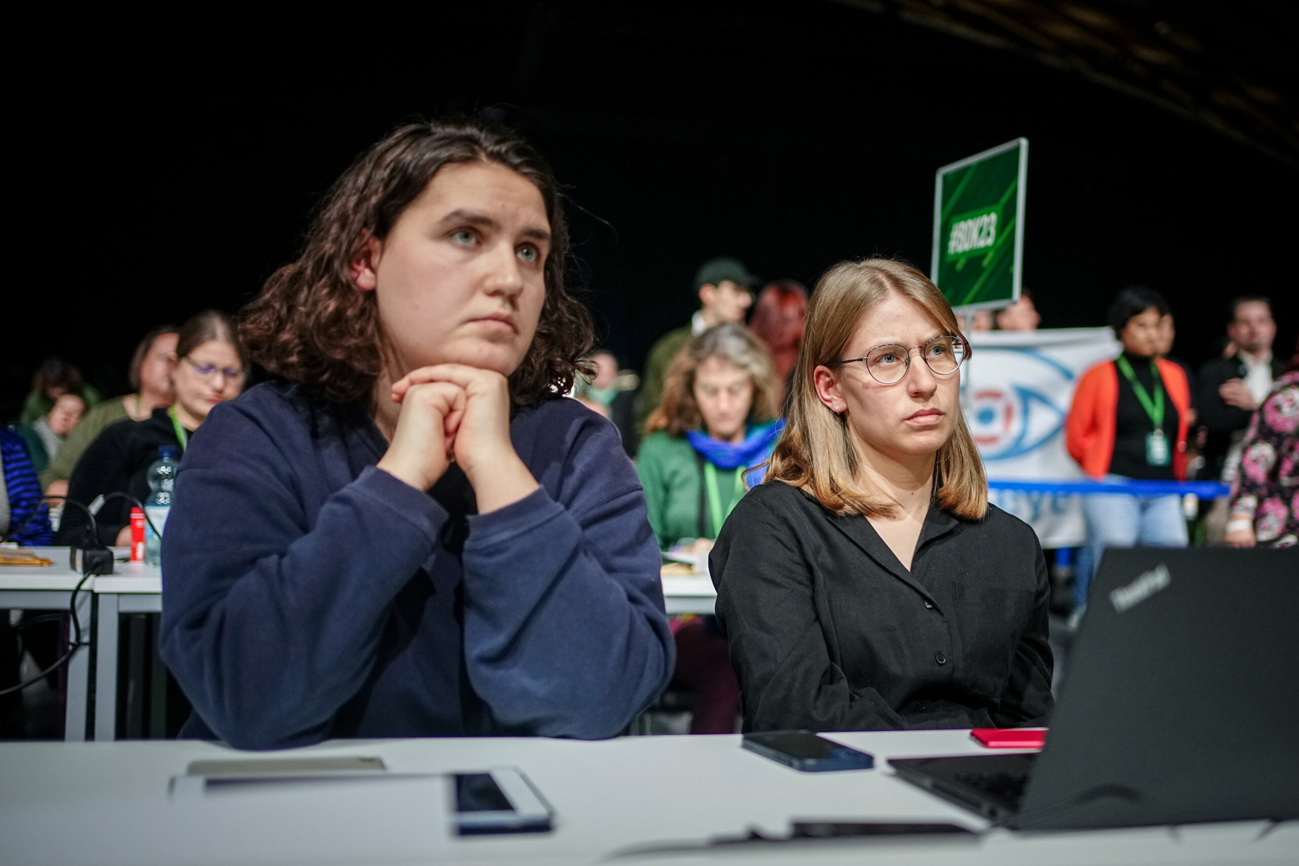 Katharina Stolla (l) und Svenja Appuhn haben die Grüne Jugend bisher geführt. Nun treten sie aus der Partei aus.