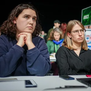 Katharina Stolla (l) und Svenja Appuhn haben die Grüne Jugend bisher geführt. Nun treten sie aus der Partei aus.