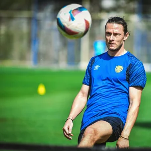 Nico Schulz hält den Ball im Training hoch.