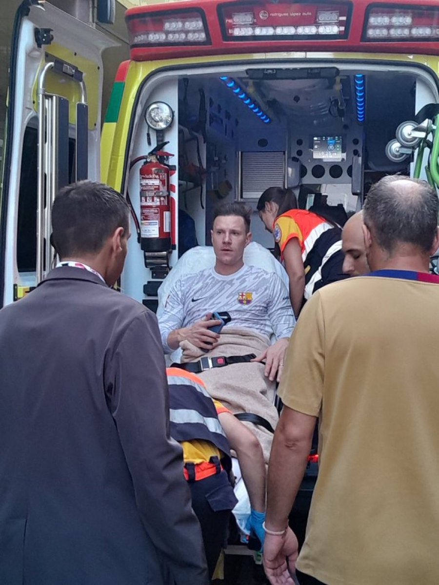 Marc-André ter Stegen im Krankenwagen.