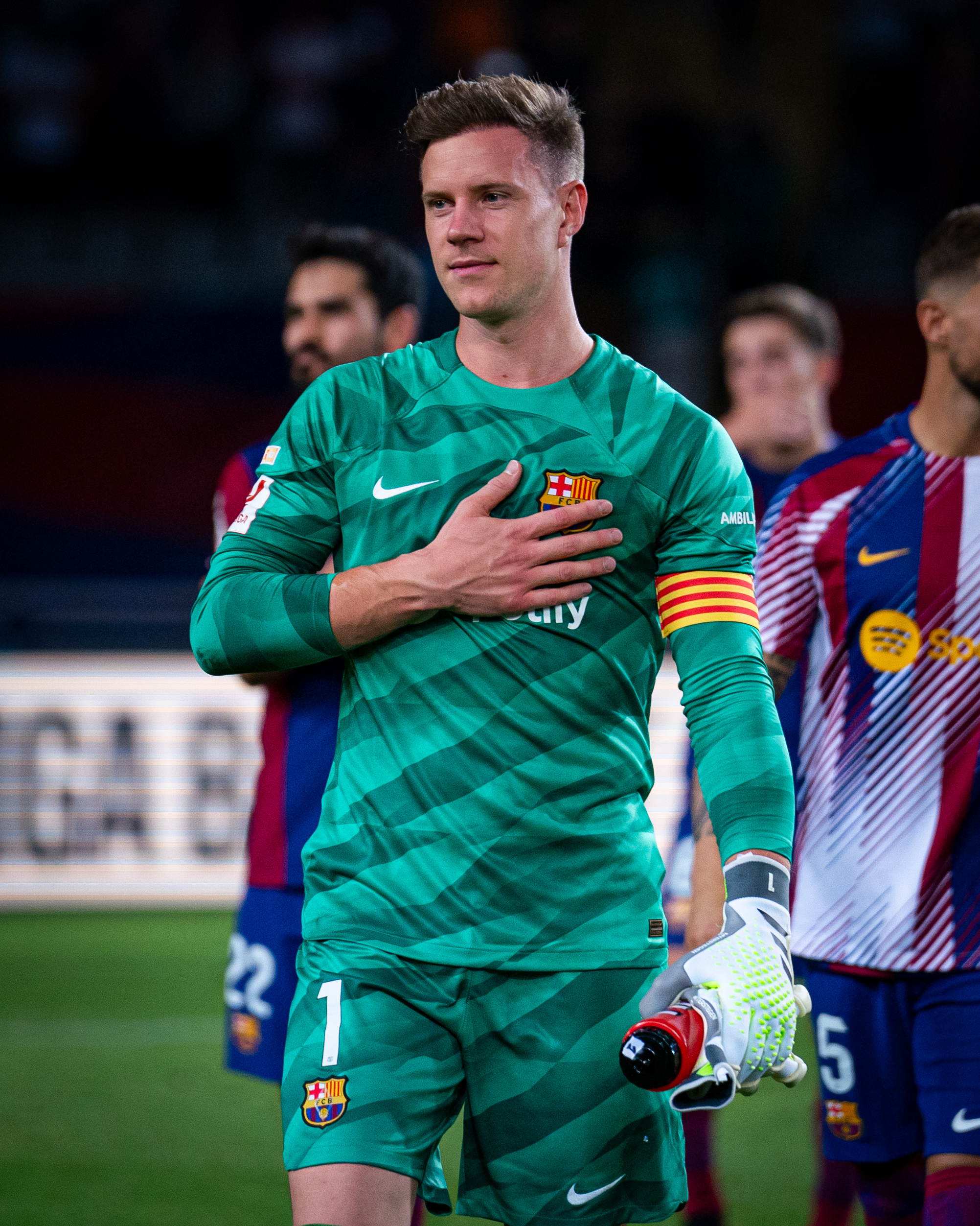 Marc-André ter Stegen hält die Hand auf dem Barcelona-Logo