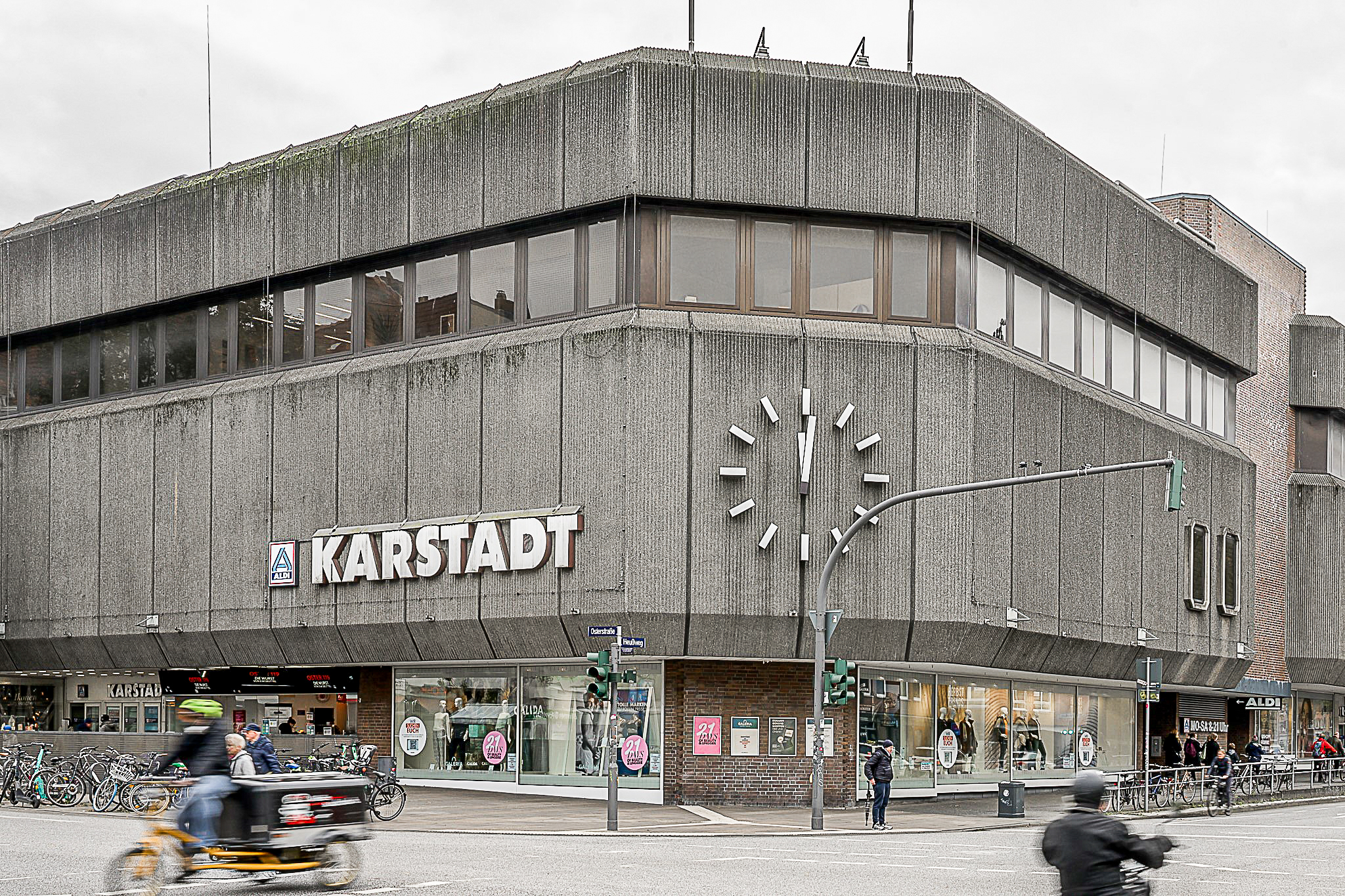 Laut Bezirksamt haben die Eigentümer des Karstadt-Gebäudes Pläne für einen Neubau eingereicht.