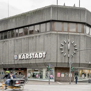 Laut Bezirksamt haben die Eigentümer des Karstadt-Gebäudes Pläne für einen Neubau eingereicht.