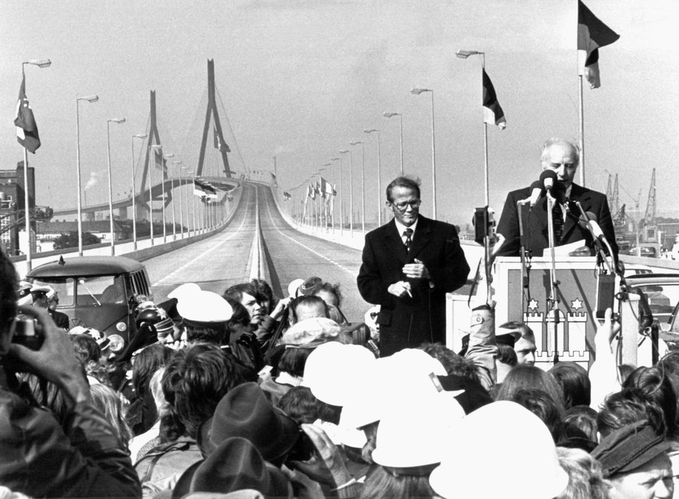 Bundespräsident Walter Scheel (am Pult) bei der Eröffnung der Köhlbrandbrücke am 20. September 1974.