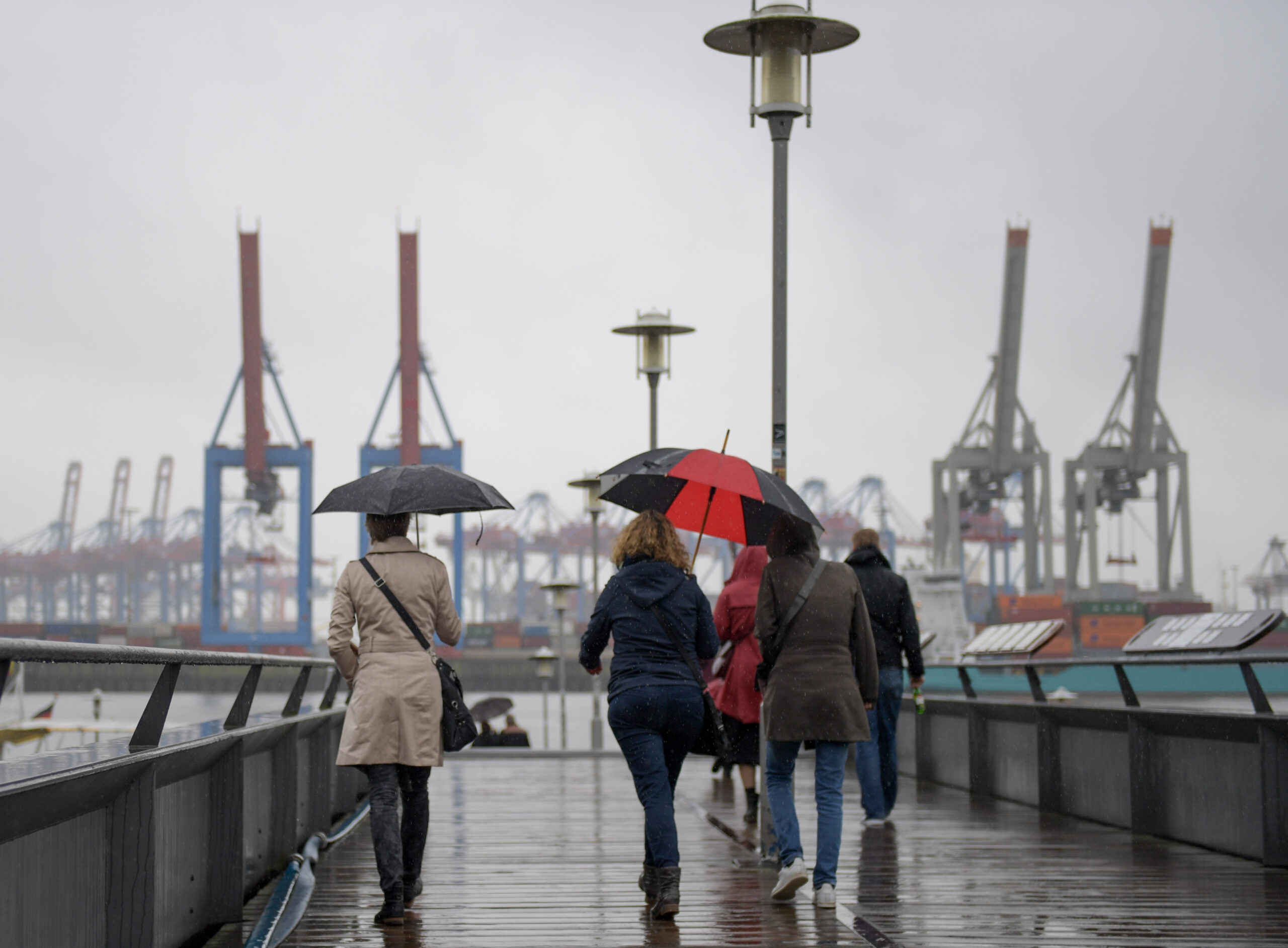 Herbst in Hamburg: Spaziergänger im strömenden Regen am Museumshafen Ovelgönne (Archivbild).