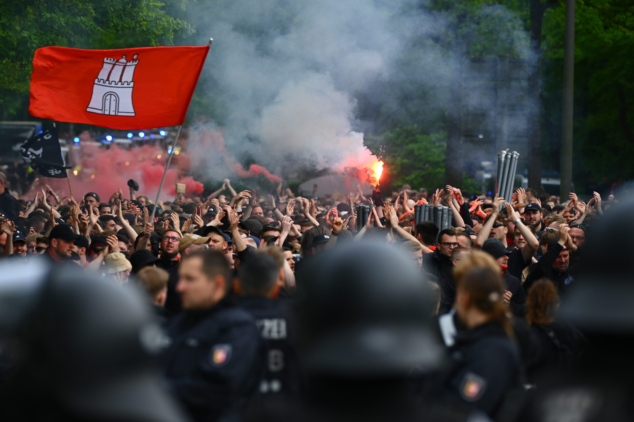 Polizisten schützen das Derby des HSV gegen St. Pauli, das es in dieser Saison aber höchstens im DFB-Pokal geben könnte.