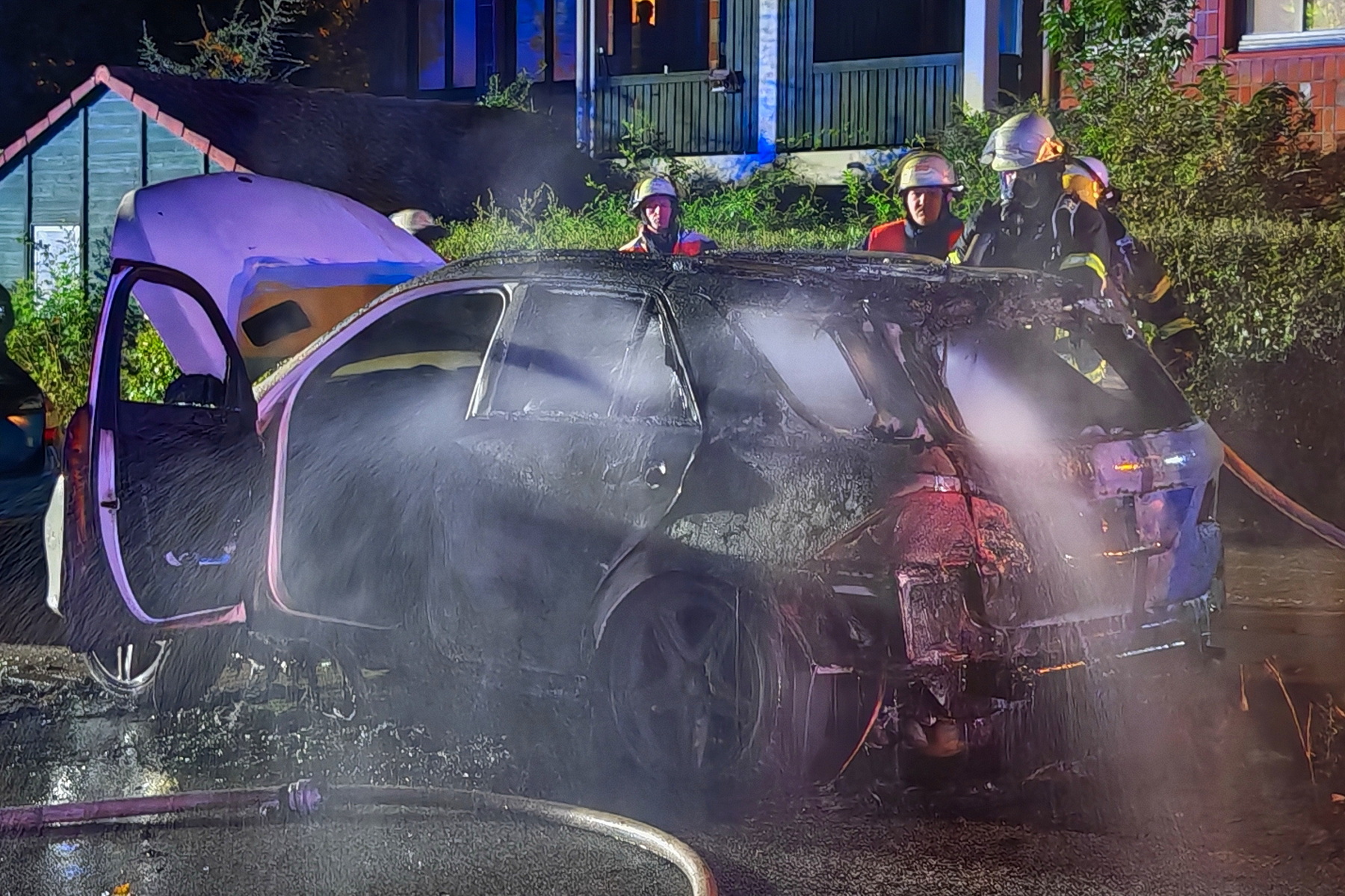 Brand in Hamburg-Neuallermöhe: Der Mercedes-SUV war nicht mehr zu retten.