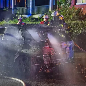 Brand in Hamburg-Neuallermöhe: Der Mercedes-SUV war nicht mehr zu retten.