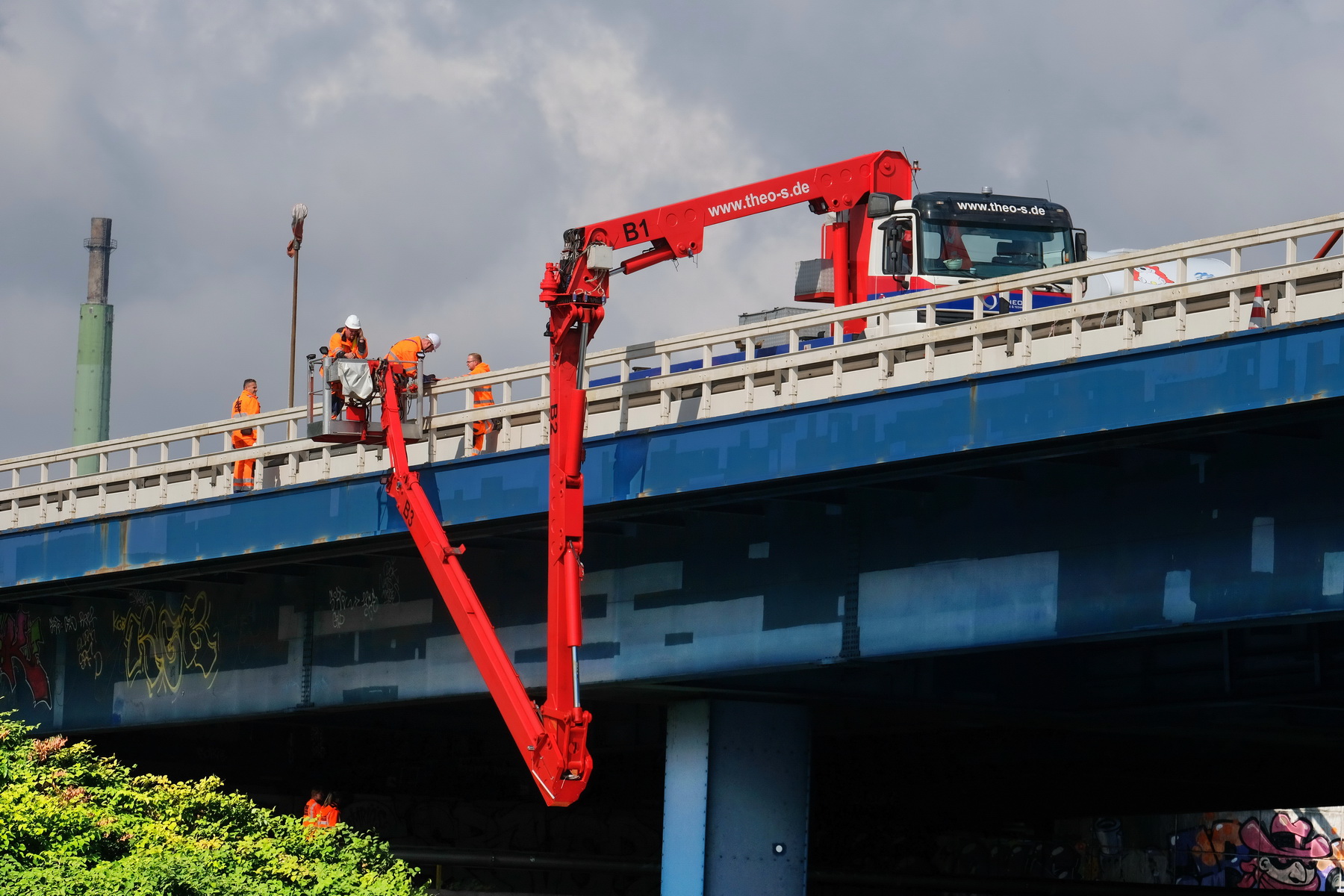 Nachdem bei einer Routineüberprüfung Schäden an der Norderelbbrücke festgestellt worden waren, wurde das Bauwerk teilweise gesperrt.