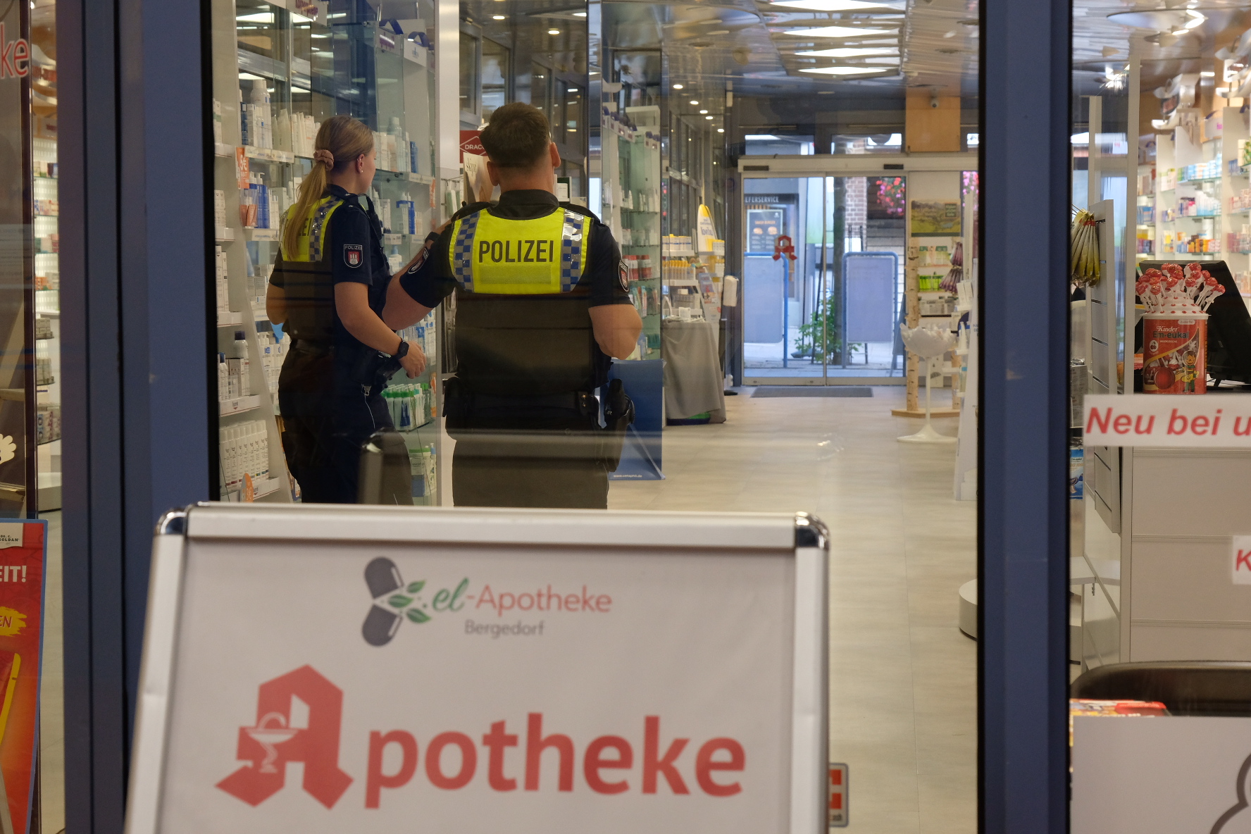 Polizisten in einer Apotheke