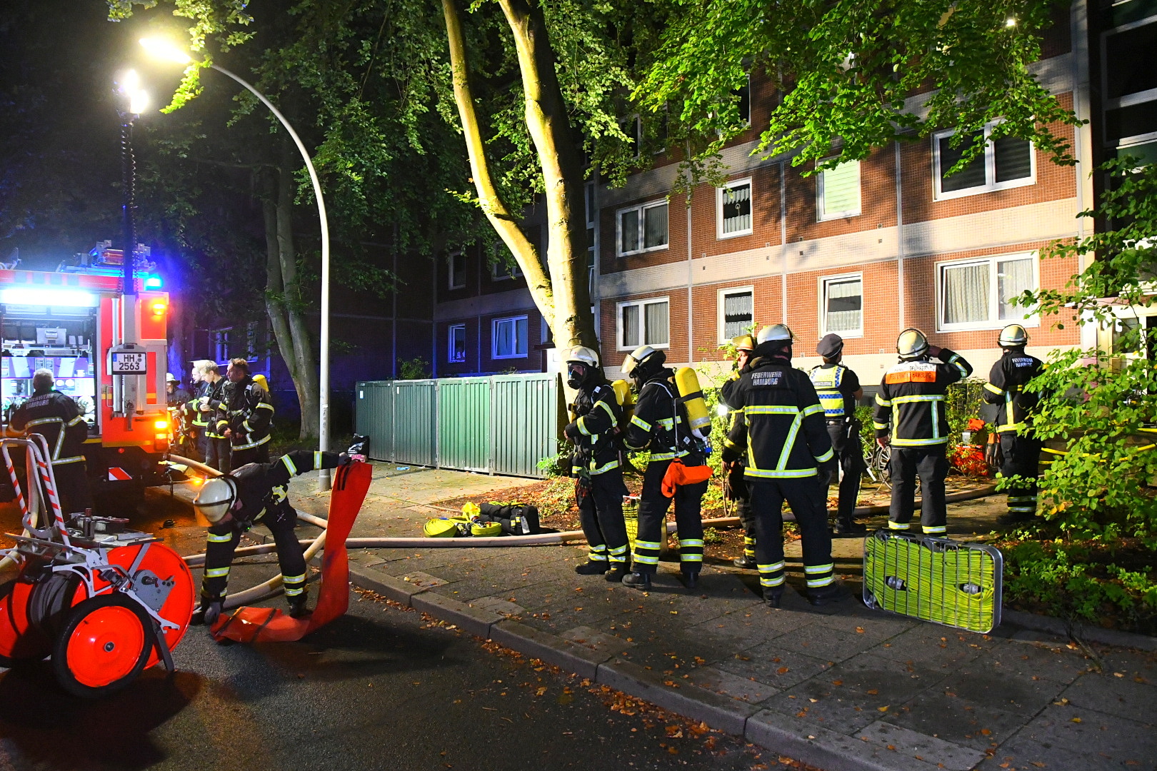 Feuerwehrleute vor dem Haus am Kroonhorst